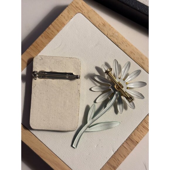 Vintage Floral Enamel Daisy & Ceramic Bee Brooch Set - Picture 3 of 4